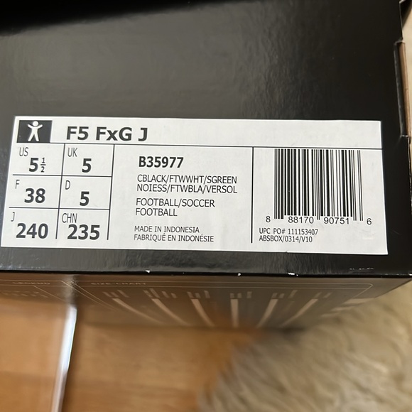 youth soccer shoes in size 5.5 (shin guard incl.) in excellent condition - Picture 8 of 8